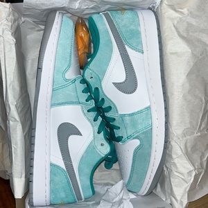 Air Jordan 1 Low SE (New Emerald/ Taxi-White size 8.5